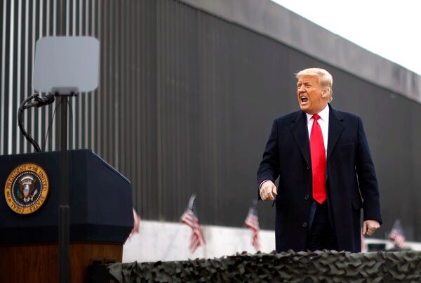 Президент США Дональд Трамп во время посещения пограничной стены между США и Мексикой в ​​Аламо, штат Техас - Sputnik Lietuva