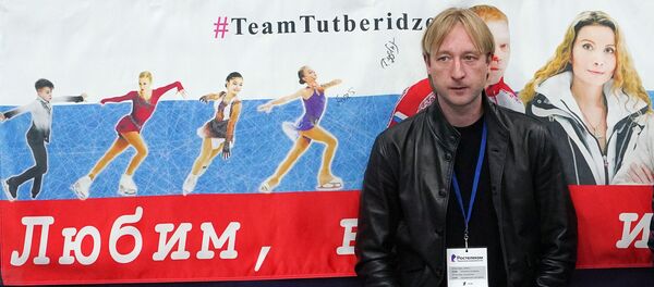 Тренер Евгений Плющенко стоит у баннера в поддержку воспитанников команды Этери Тутберидзе - Sputnik Литва