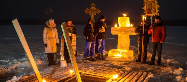 Верующие у иордани во время освящения воды в праздник Крещения - Sputnik Литва