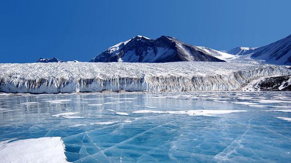 Голубой лёд, покрывающий озеро Фрикселл в Трансантарктических горах, Антарктида - Sputnik Lietuva