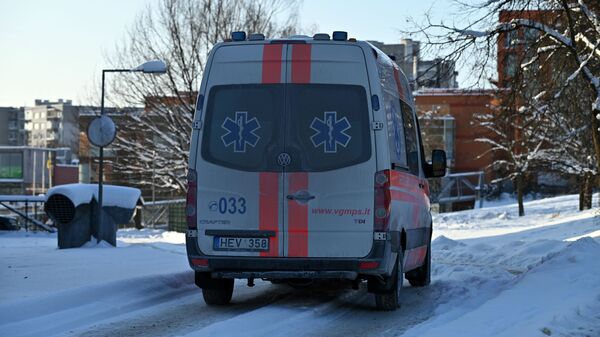 Машина скорой помощи у больницы Сантарос в Вильнюсе - Sputnik Литва