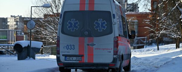 Машина скорой помощи у больницы Сантарос в Вильнюсе - Sputnik Литва