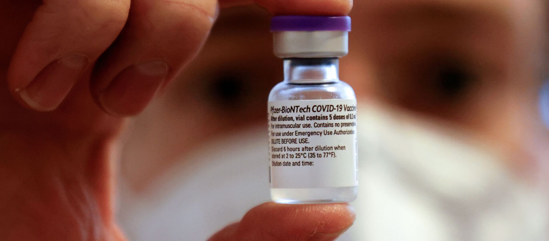 Вакцина против COVID-19 Pfizer-Biontech в руке медицинского работника - Sputnik Литва, 1920, 01.02.2021