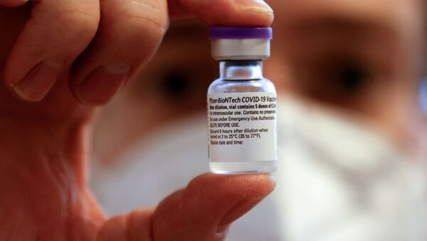 Вакцина против COVID-19 Pfizer-Biontech в руке медицинского работника - Sputnik Литва