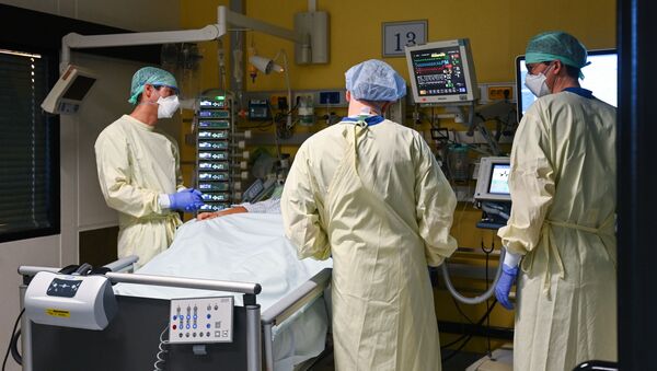 Немецкие врачи осматривают пациента с Covid-19 в университетской больнице Аахена, западная Германия - Sputnik Lietuva