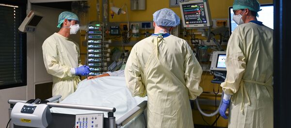 Немецкие врачи осматривают пациента с Covid-19 в университетской больнице Аахена, западная Германия Немецкие врачи осматривают пациента с Covid-19 в университетской больнице Аахена, западная Германия - Sputnik Lietuva