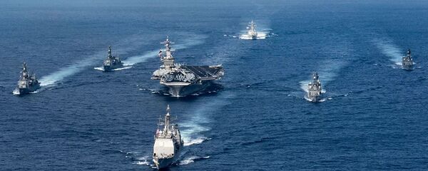 Ударная авианосная группировка ВМС США во главе с авианосцем Карл Винсон Ударная авианосная группировка ВМС США во главе с авианосцем Карл Винсон - Sputnik Lietuva