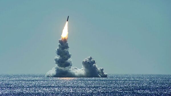 Запуск баллистической ракеты Trident II (D5LE) с подводной лодки USS Maine - Sputnik Литва
