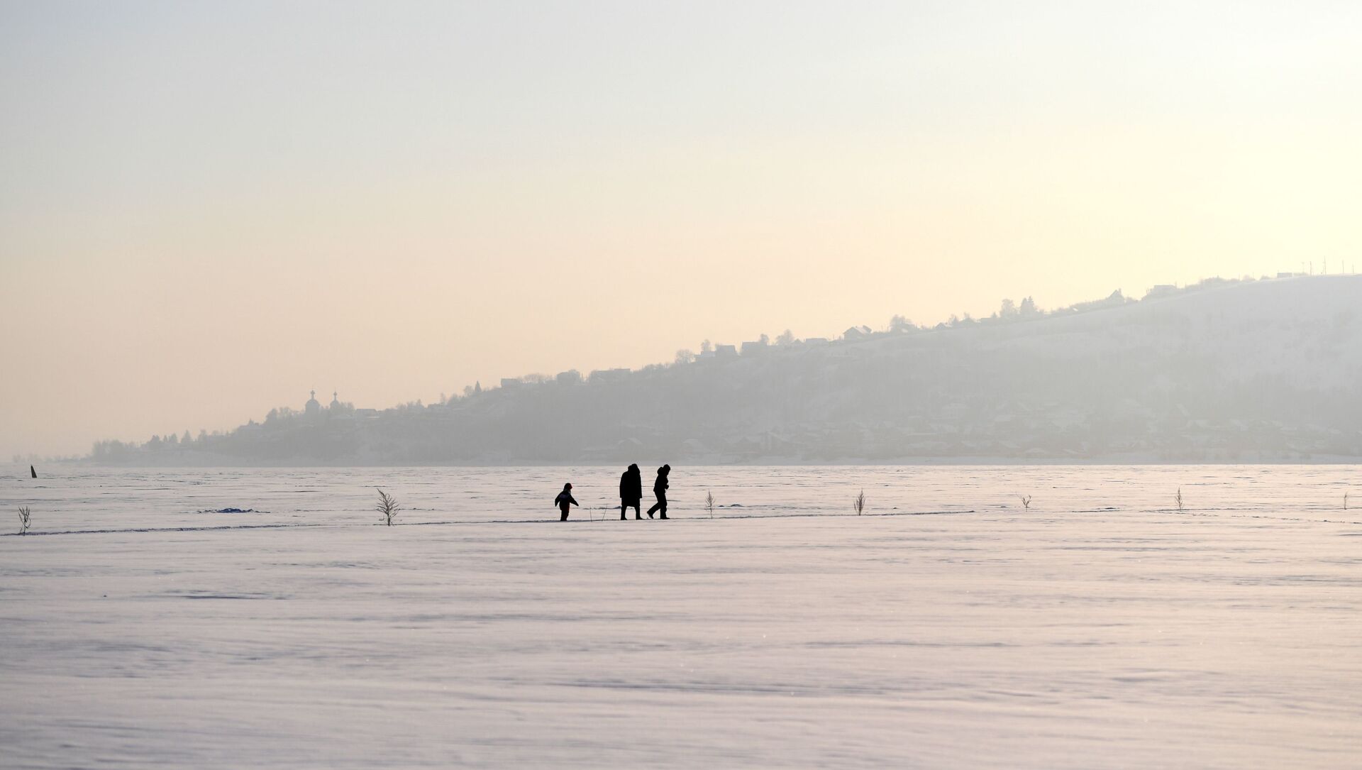 Женщина с детьми гуляют по льду реки Волги - Sputnik Lietuva, 1920, 03.02.2021