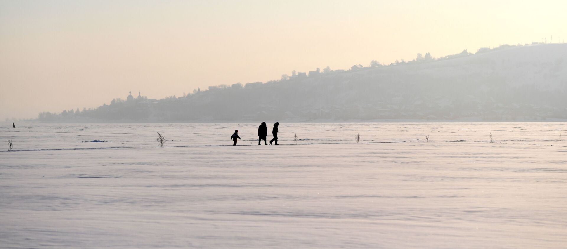 Женщина с детьми гуляют по льду реки Волги - Sputnik Lietuva, 1920, 03.02.2021