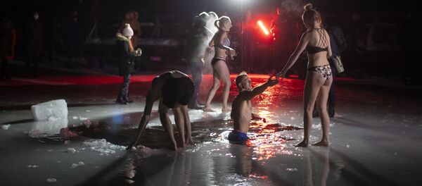 Купание в крещенской купели в Литве Купание в крещенской купели в Литве - Sputnik Lietuva