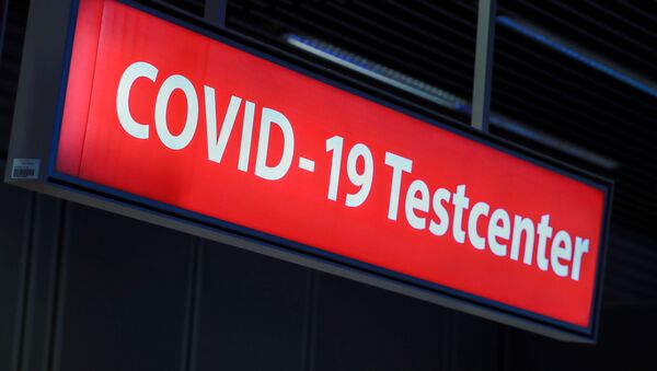Вывеска центра тестирования на COVID-19 в аэропорту Дюссельдорфа, Германия - Sputnik Литва