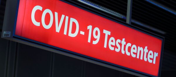 Вывеска центра тестирования на COVID-19 в аэропорту Дюссельдорфа, Германия Вывеска центра тестирования на COVID-19 в аэропорту Дюссельдорфа, Германия - Sputnik Lietuva