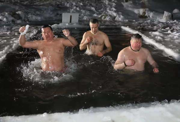 Зимнее купание на Крещение в Вильнюсе, Литва Зимнее купание на Крещение в Вильнюсе, Литва - Sputnik Lietuva