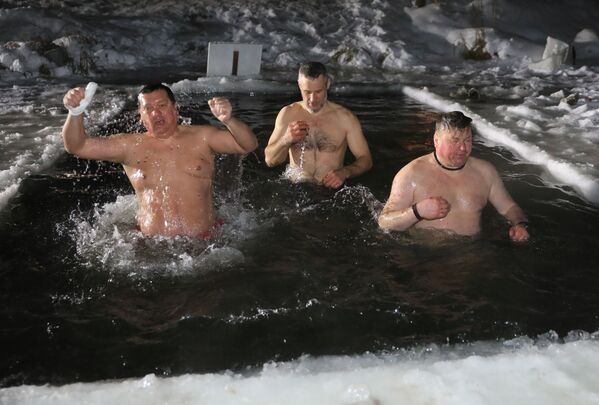 Зимнее купание на Крещение в Вильнюсе, Литва - Sputnik Lietuva