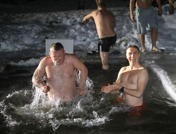 Зимнее купание на Крещение в Вильнюсе, Литва  - Sputnik Литва