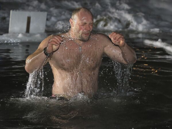 Зимнее купание на Крещение в Вильнюсе, Литва - Sputnik Литва