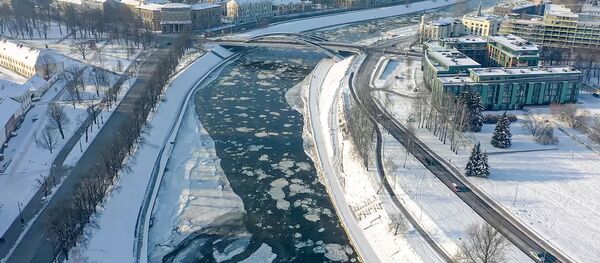 Vilniaus savivaldybė nufilmavo Neryje plaukiantį ledą Vilniaus savivaldybė nufilmavo Neryje plaukiantį ledą - Sputnik Lietuva