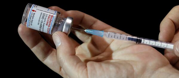 Вакцинация вакциной против коронавируса Moderna Covid-19 - Sputnik Литва