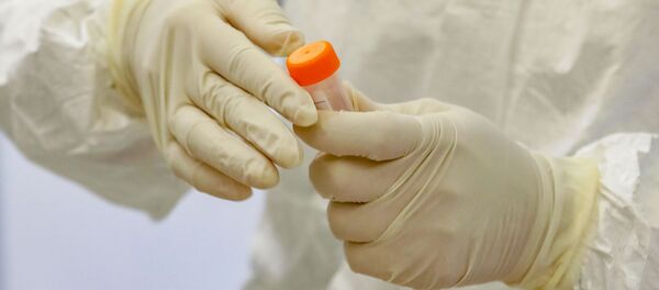 Медицинский работник держит пробирку с тестом на коронавирус Медицинский работник держит пробирку с тестом на коронавирус - Sputnik Lietuva