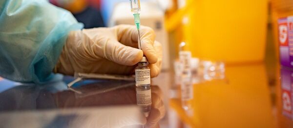 Вакцину против COVID-19 Pfizer-Biontech медик набирает в шприц Вакцину против COVID-19 Pfizer-Biontech медик набирает в шприц - Sputnik Литва