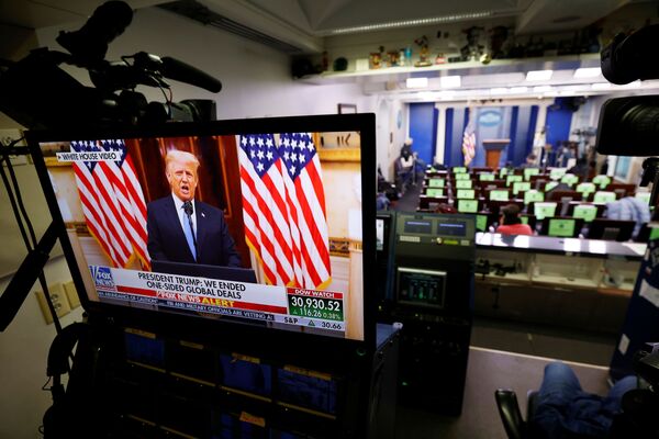 Президент США Дональд Трамп на телеэкране в последний день своего пребывания в должности в Вашингтоне - Sputnik Литва