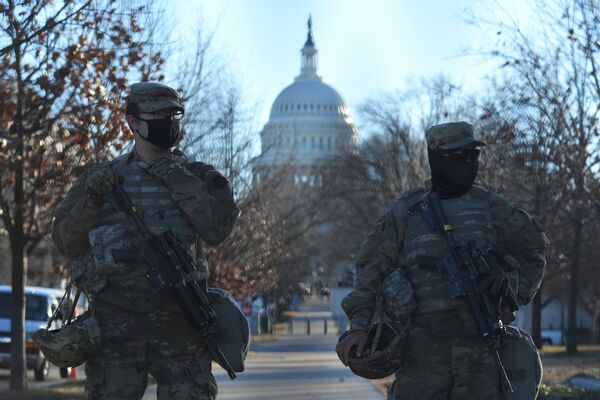 Сотрудники Национальной гвардии возле здания Капитолия в Вашингтоне - Sputnik Литва