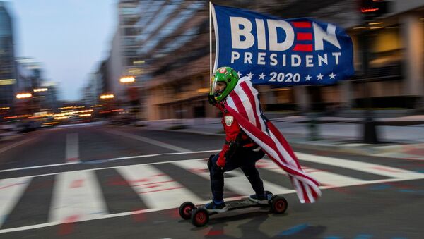 Сторонник избранного президента США Джо Байдена едет на доске возле Белого дома перед инаугурацией Байдена в Вашингтоне, США - Sputnik Литва