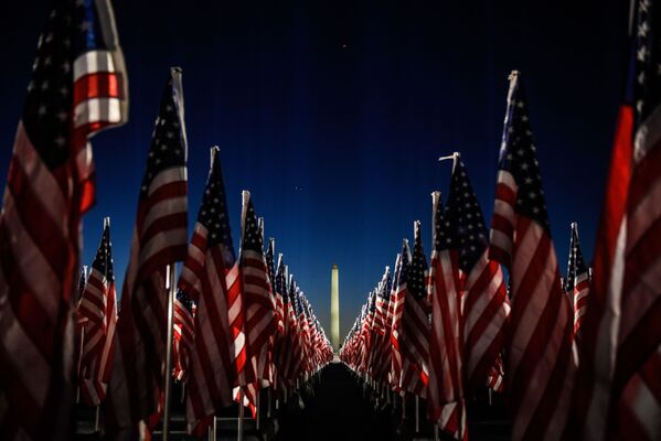 Американские флаги у монумента Вашингтону на Национальной аллее - Sputnik Литва