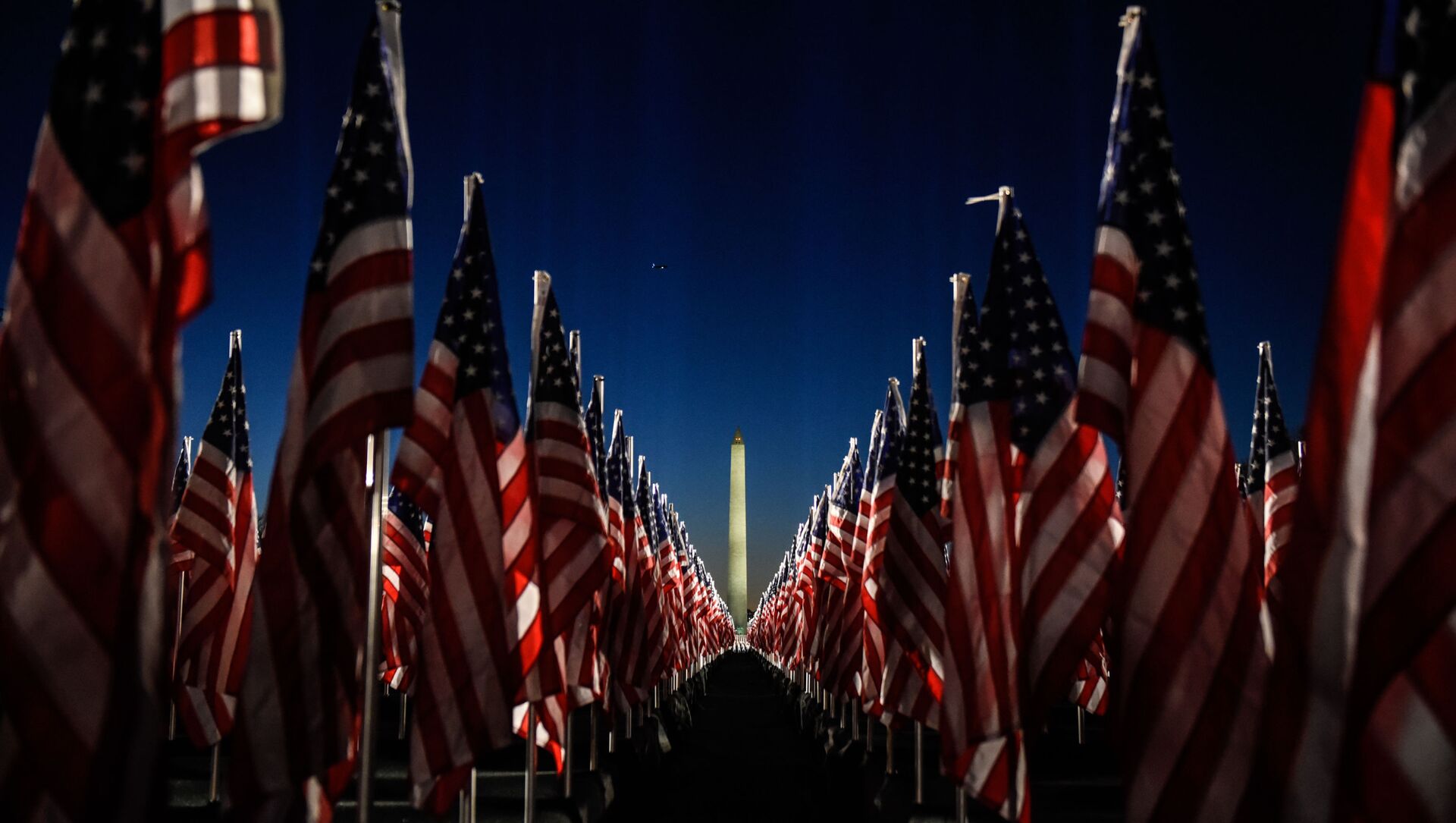 Американские флаги у монумента Вашингтону на Национальной аллее - Sputnik Lietuva, 1920, 01.02.2021
