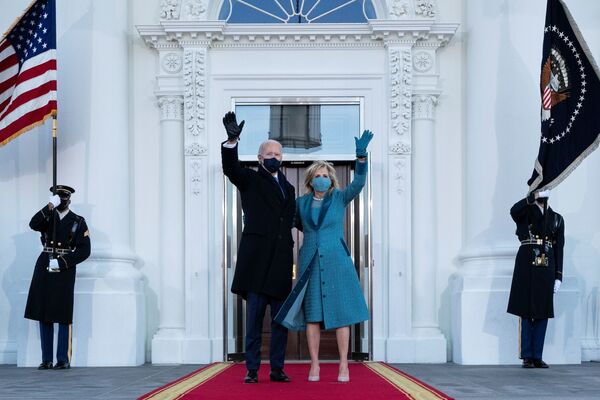 Президент США Джо Байден и первая леди Джилл Байден около Белого дома, 20 января 2021 года - Sputnik Lietuva