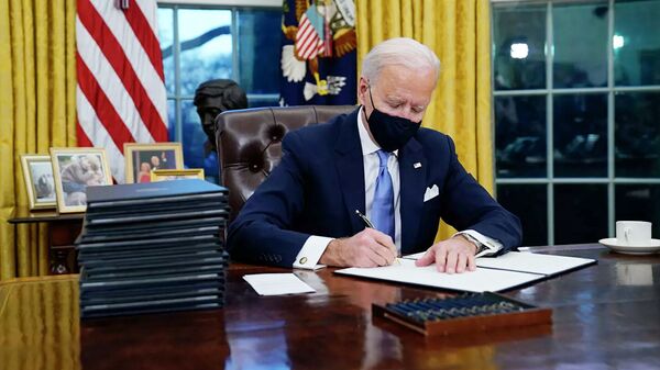 Избранный президент США Джо Байден подписывает указы в Белом доме - Sputnik Lietuva