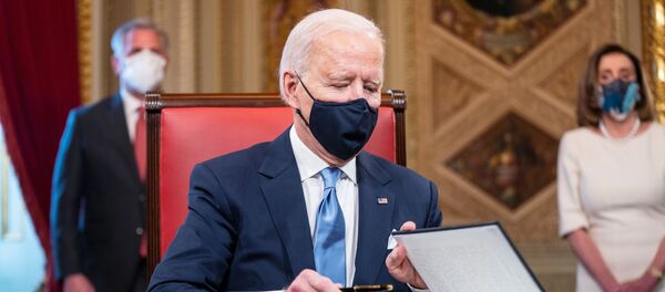 Президент США Джо Байден подписывает документы в Президентской комнате Капитолия США после церемонии инаугурации, 20 января 2021 года Президент США Джо Байден подписывает документы в Президентской комнате Капитолия США после церемонии инаугурации, 20 января 2021 года - Sputnik Lietuva