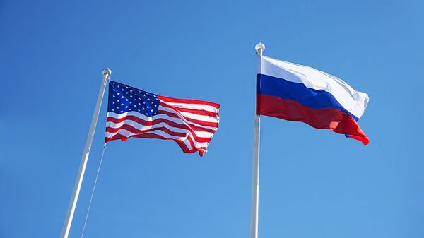 Американский и российский флаги - Sputnik Литва