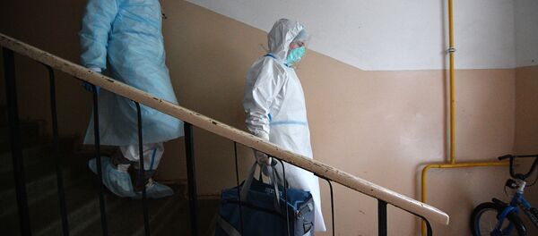 Медицинские работники во время визита к пациентам Медицинские работники во время визита к пациентам - Sputnik Lietuva