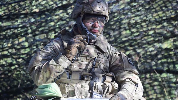 Американский солдат на боевых стрельбах - Sputnik Литва