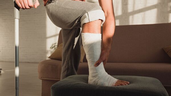 Травма ноги у мужчины, архивное фото - Sputnik Литва