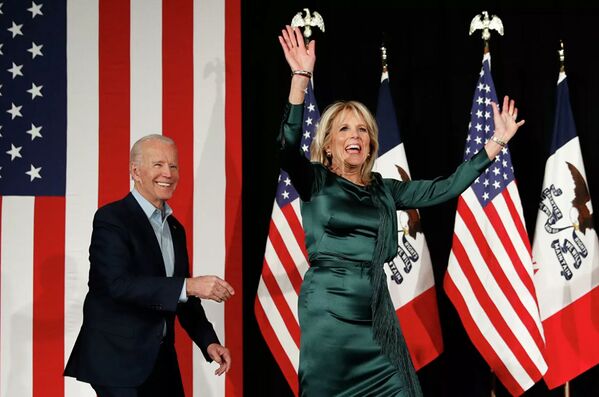 Кандидат в президенты США Джо Байден с супругой Джилл во время предвыборной кампании в штате Айова  - Sputnik Lietuva
