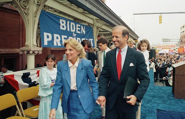 Сенатор Джо Байден с супругой Джилл после выдвижения своей кандидатуры на пост президента США, 9 июня 1987 года  - Sputnik Lietuva