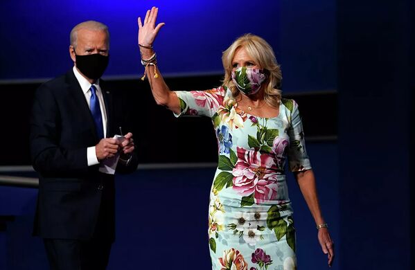 Кандидат в президенты США Джо Байден с супругой Джилл  после финальных дебатов в Нашвилле - Sputnik Lietuva