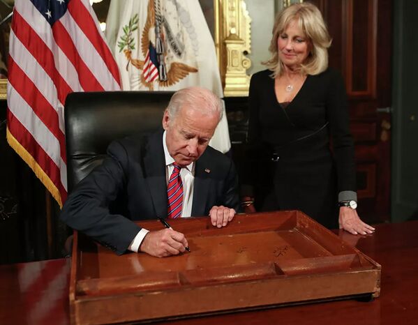 Вице-президент США Джо Байден с супругой Джилл в своем кабинете в Белом доме в Вашингтоне  - Sputnik Lietuva