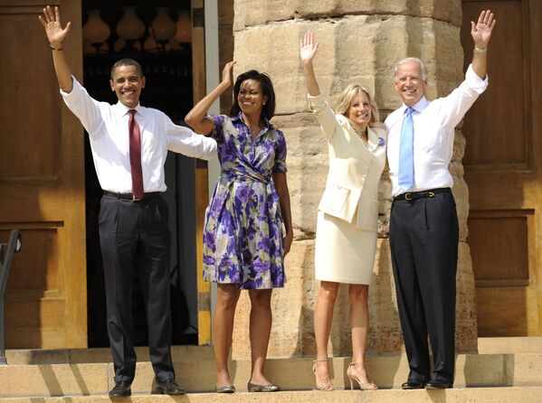 Барак Обама с супругой Мишель и Джо Байден с супругой Джилл в штате Иллинойс  - Sputnik Lietuva