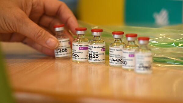 Флаконы с вакциной от коронавируса фирмы AstraZeneca - Sputnik Литва