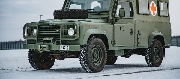 Легкобронированный внедорожник Land Rover Defender разработки 1940-х годов, который Латвия передала Украине - Sputnik Литва