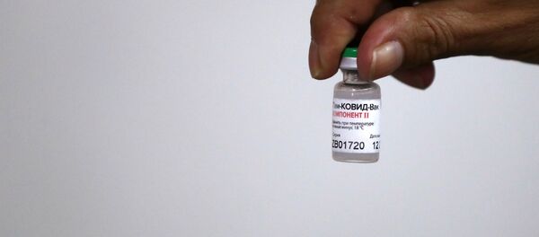 Вакцина Спутник V в руке Вакцина Спутник V в руке - Sputnik Lietuva