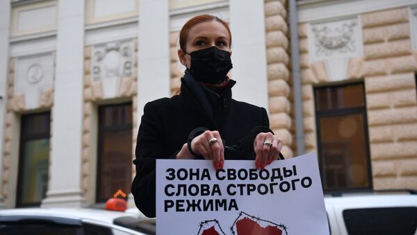 Журналистка Мария Бутина в одиночном пикете у посольства Латвии в Москве, 26 января 2021 года - Sputnik Lietuva