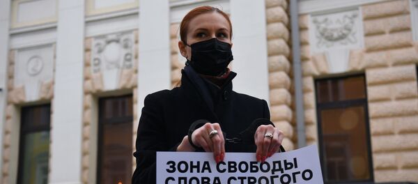 Журналистка Мария Бутина в одиночном пикете у посольства Латвии в Москве, 26 января 2021 года Журналистка Мария Бутина в одиночном пикете у посольства Латвии в Москве, 26 января 2021 года - Sputnik Lietuva