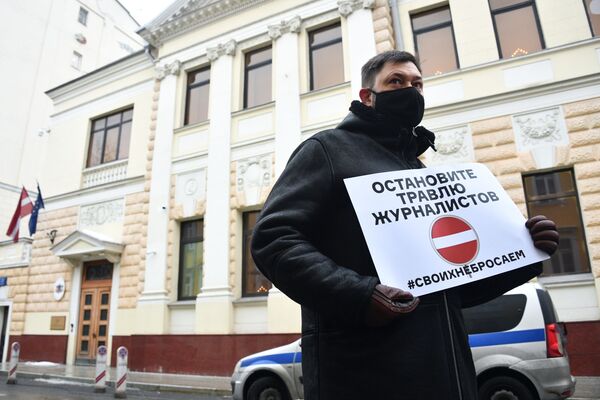 Вышинский и Бутина вышли на пикет у посольства Латвии против травли СМИ Вышинский и Бутина вышли на пикет у посольства Латвии против травли СМИ - Sputnik Литва