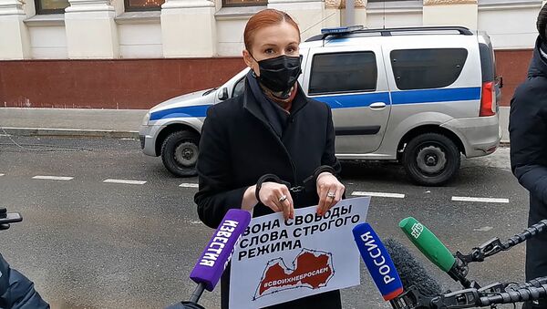 Я призываю вступиться за соотечественников - Бутина на пикете у посольства Латвии  - Sputnik Литва