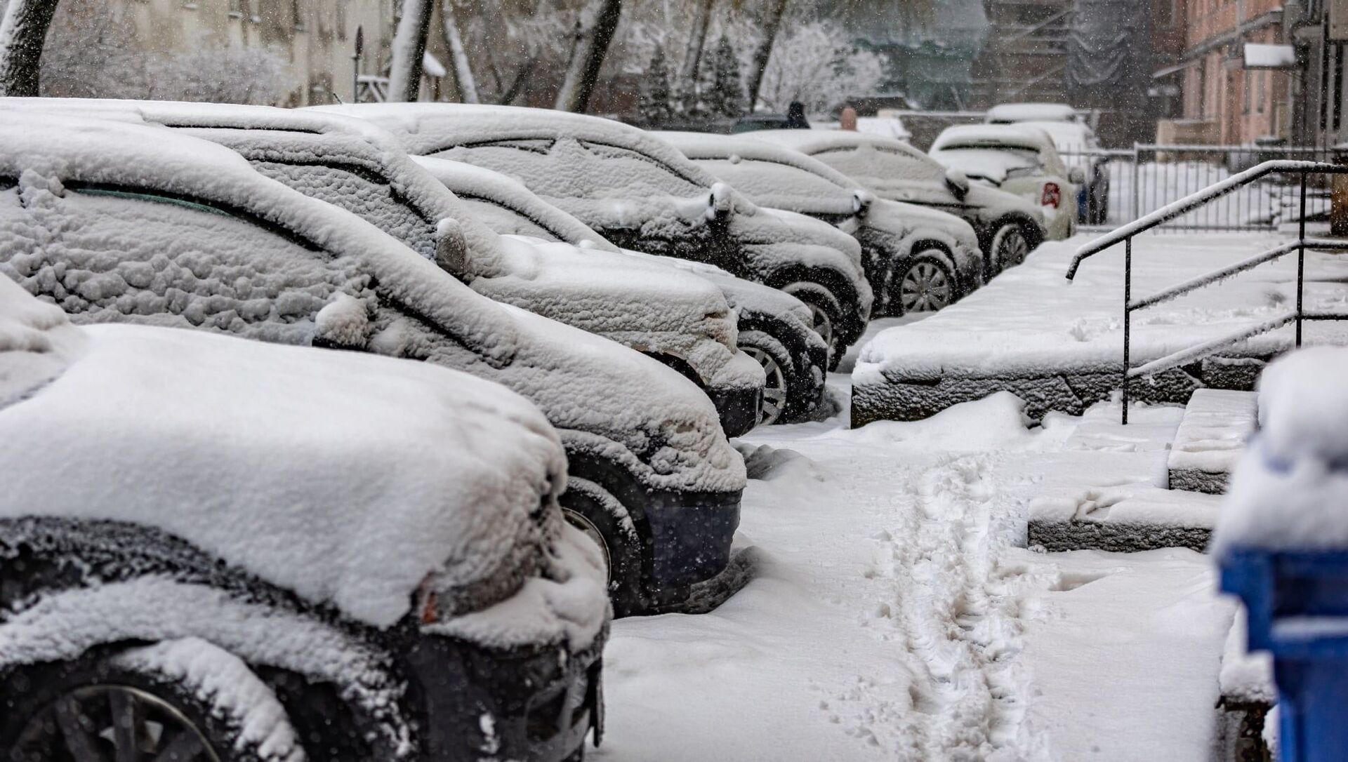 Машины на парковке занесенные снегом - Sputnik Литва, 1920, 04.02.2021